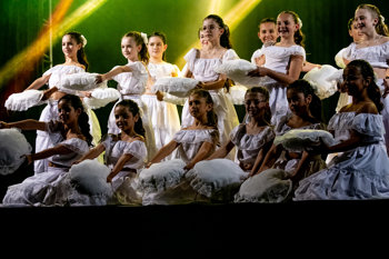Grupos do Centro Cultural Adelina Dias conquistam 1&ordm; e 2&ordm; lugar em festival regional de dan&ccedil;a