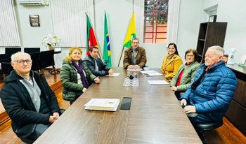 Executivo Municipal assina termos de fomento em benef&iacute;cio dos grupos da terceira idade de Giru&aacute;