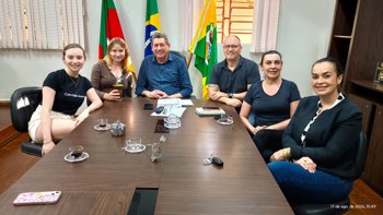 Governo Municipal recebe estudante norte-americana do Programa Interc&acirc;mbio Jovem