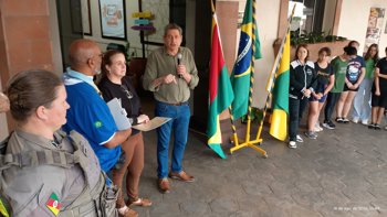 Giru&aacute; recebe o Fogo Simb&oacute;lico da P&aacute;tria em ato no centro cultural