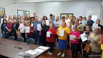 38 fam&iacute;lias do Bairro Moura recebem as matr&iacute;culas de seus im&oacute;veis e conquistam a t&atilde;o esperada regulariza&ccedil;&atilde;o