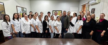 Merendeiras recebem novos uniformes para refor&ccedil;ar seguran&ccedil;a e boas pr&aacute;ticas na alimenta&ccedil;&atilde;o escolar