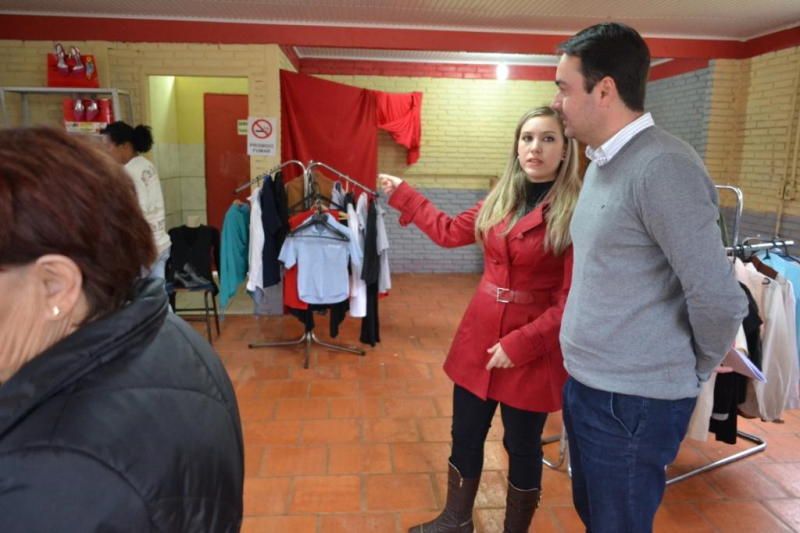 Campanha do Agasalho leva Loja do Carinho aos bairros