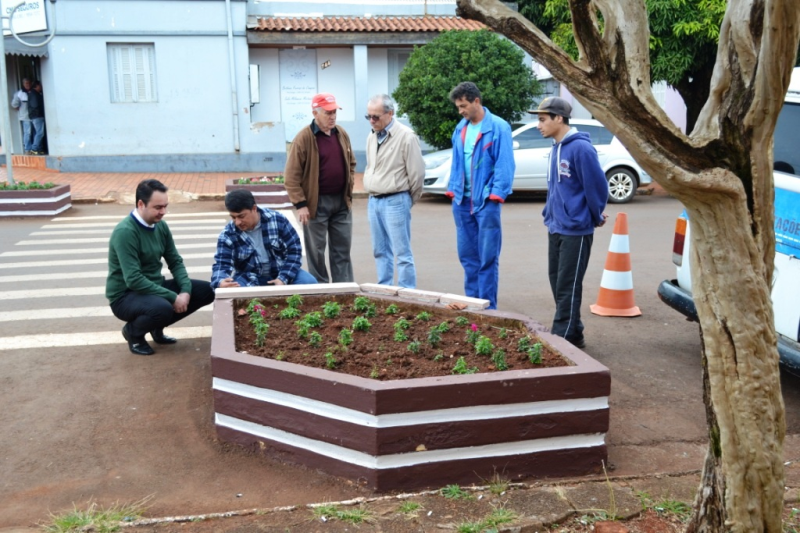 Iniciam trabalhos de revestimento nas floreiras da Av. Bento Gonçalves