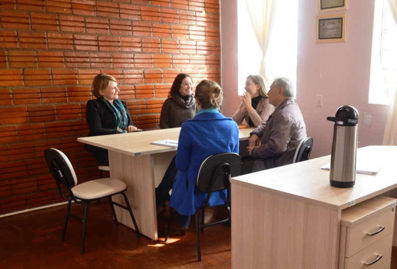 Prefeita em exercício visita secretarias municipais