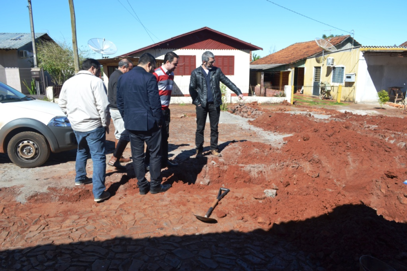 Prefeito vistoria trabalhos da Corsan que antecedem asfaltamento