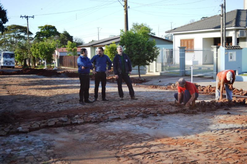 Em cumprimento a contrato, CORSAN substitui redes na Athaíde Pachedo Martin