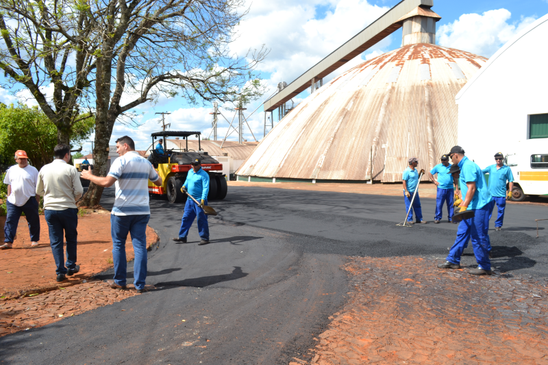 Prefeito vistoria obras de pavimentação
