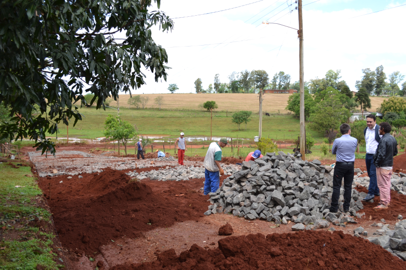 Trecho da Rua 28 de Janeiro recebe calçamento