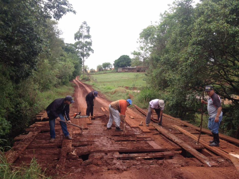 Equipe da SMDR realiza consertos e melhorias no interior