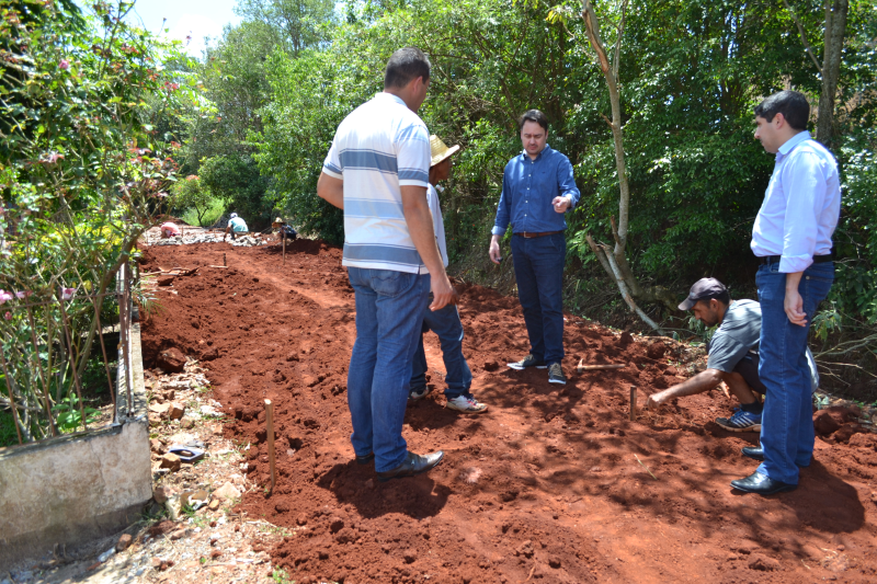 Pavimentado trecho da Travessa Butiá e acesso próximo aos trilhos na Hortên