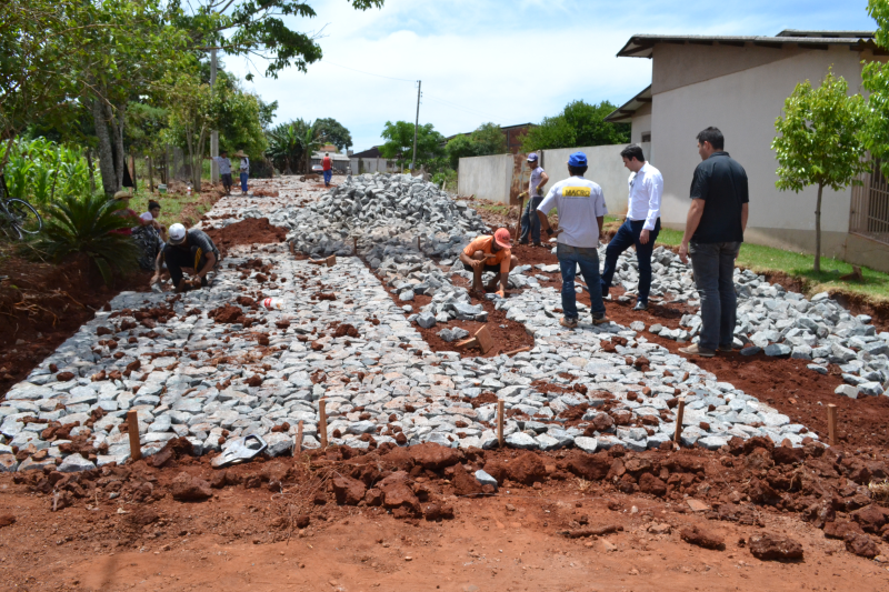 Calçamento concluído na Flores da Cunha e no beco Timbaúva