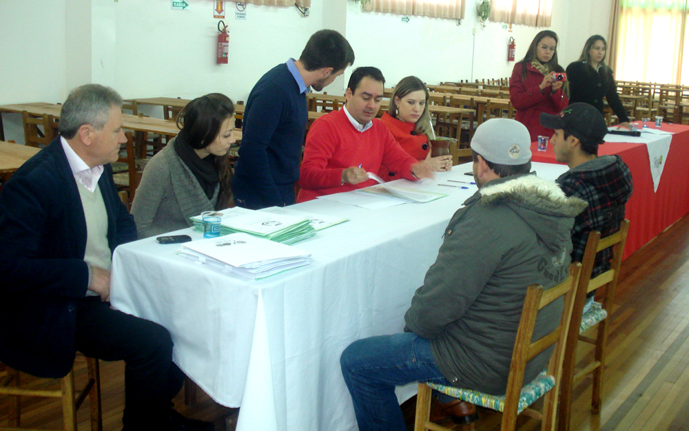 Programa "Essa Casa é Minha" entrega escrituras