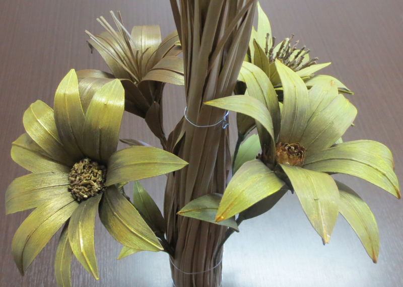 Oficina de trançados e flores com palha de butiazeiro