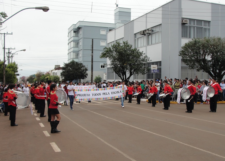 Escolas e entidades são destaque no Desfile Cívico 2014