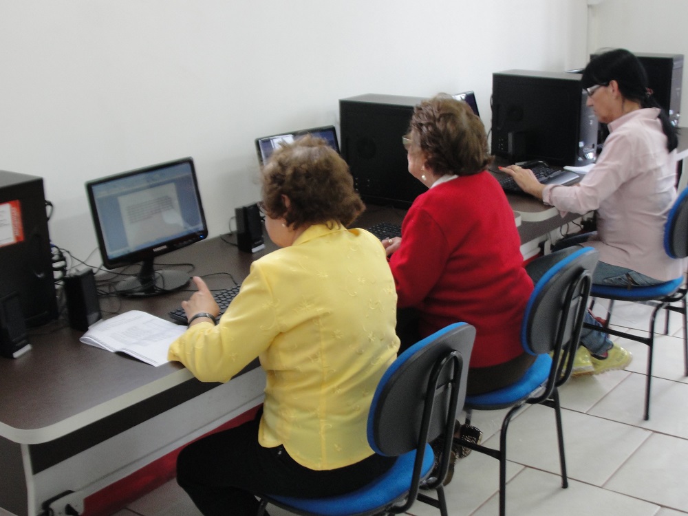 Governo Municipal disponibiliza curso de computação para a terceira idade