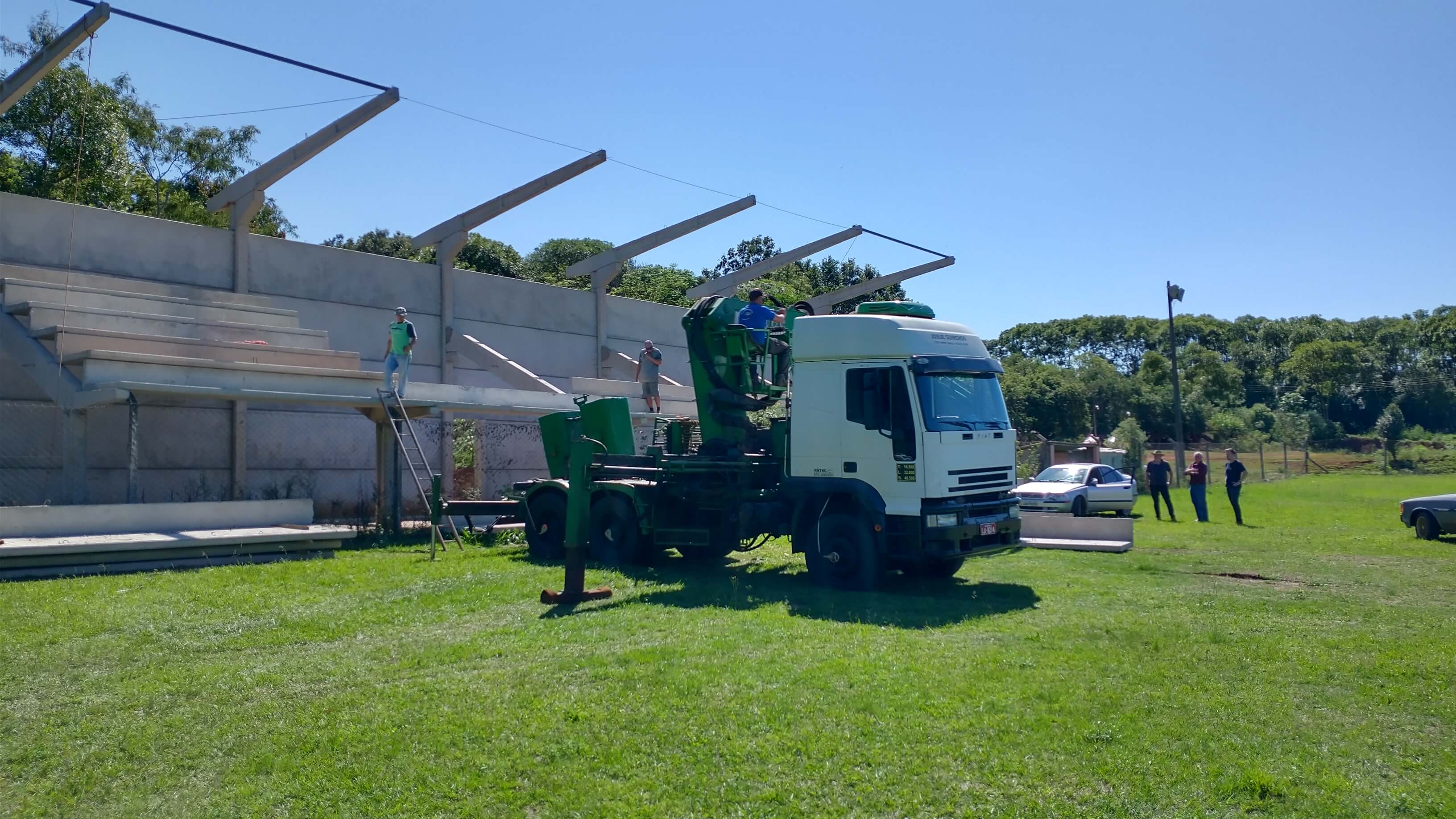 Governo Municipal avança com as obras de implantação de arquibancadas e incubadora empresarial