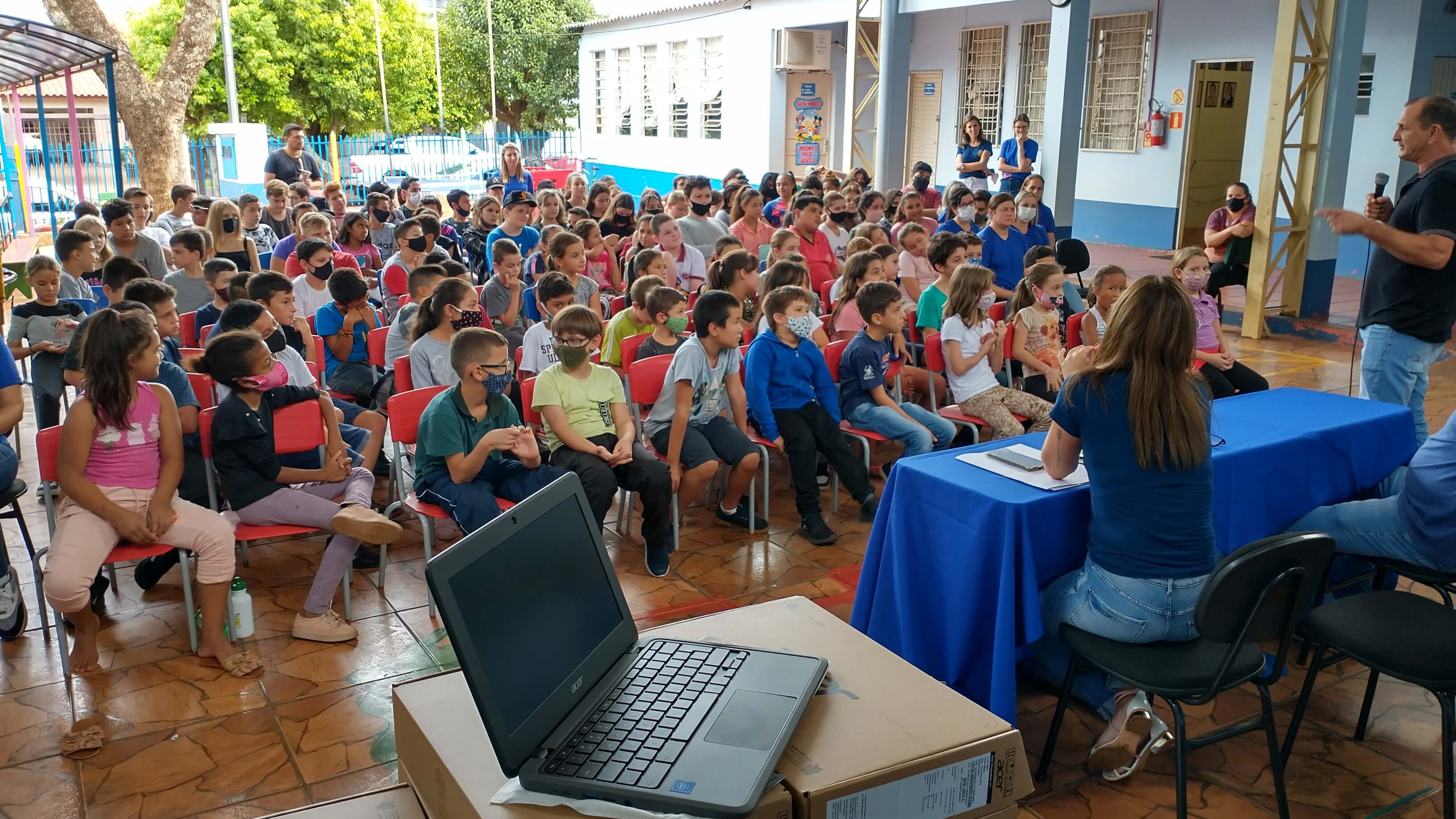Governo Municipal entrega Chromebooks para professores das escolas municipais