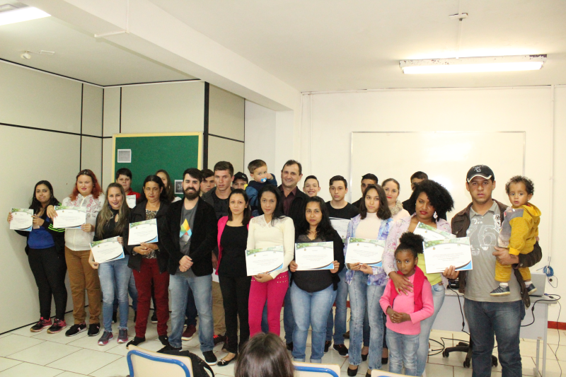 Formatura de 40 alunos em informática básica