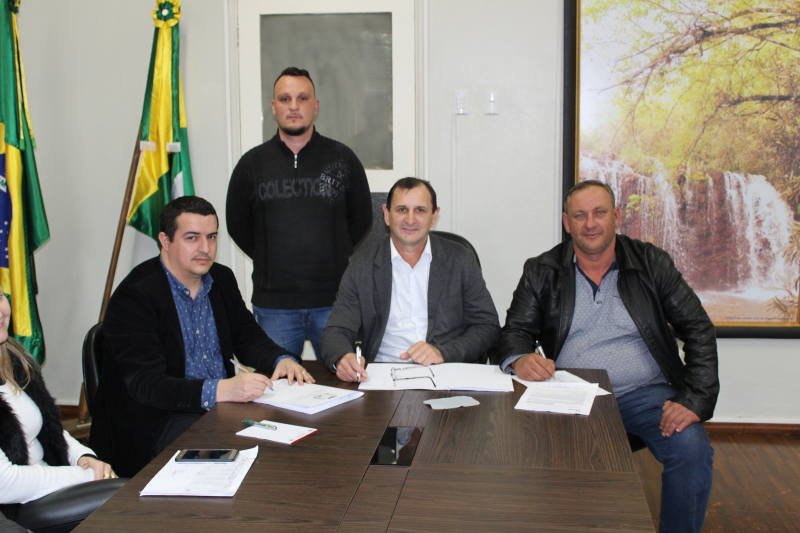 Prefeito Ruben assina 4 importantes contratos de repasse para o Município