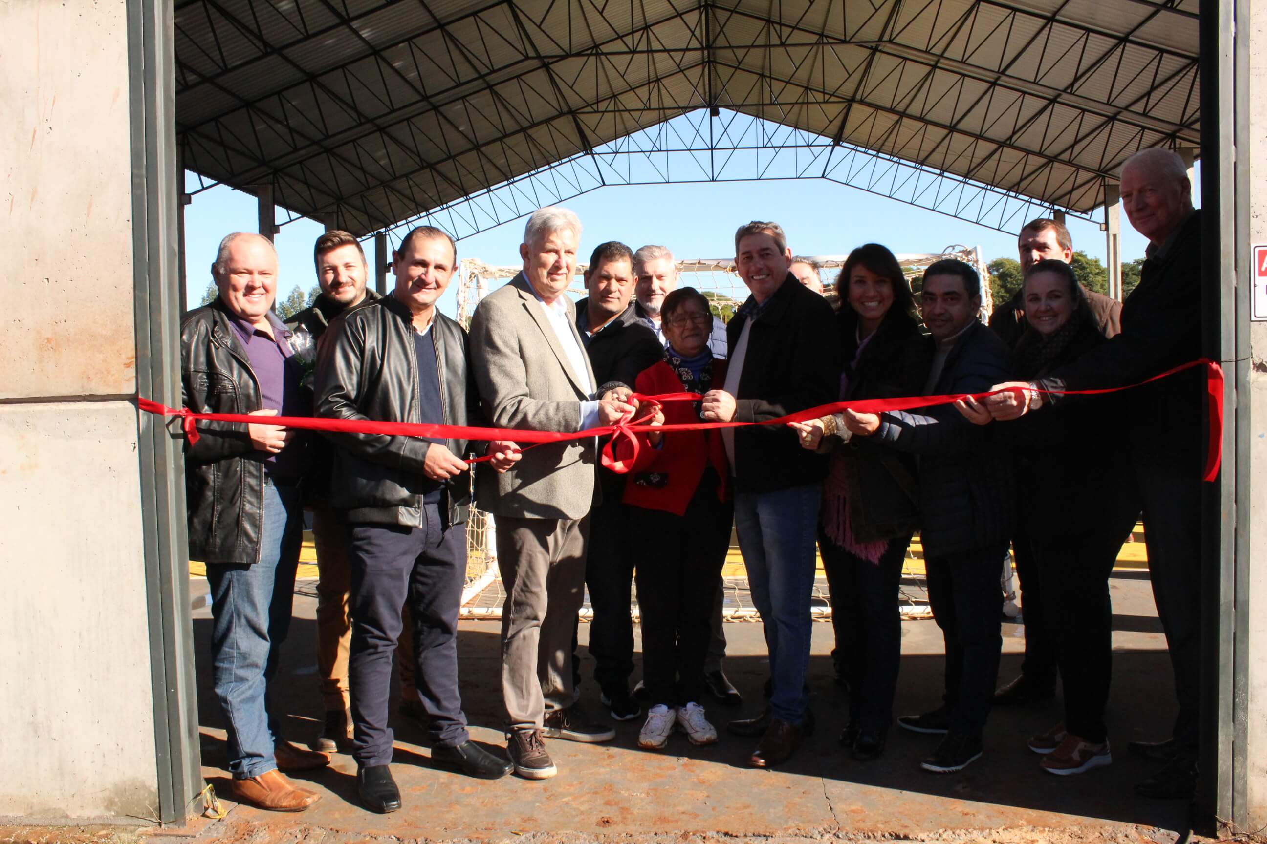 Governo Municipal inaugura quadra poliesportiva no Bairro Nova