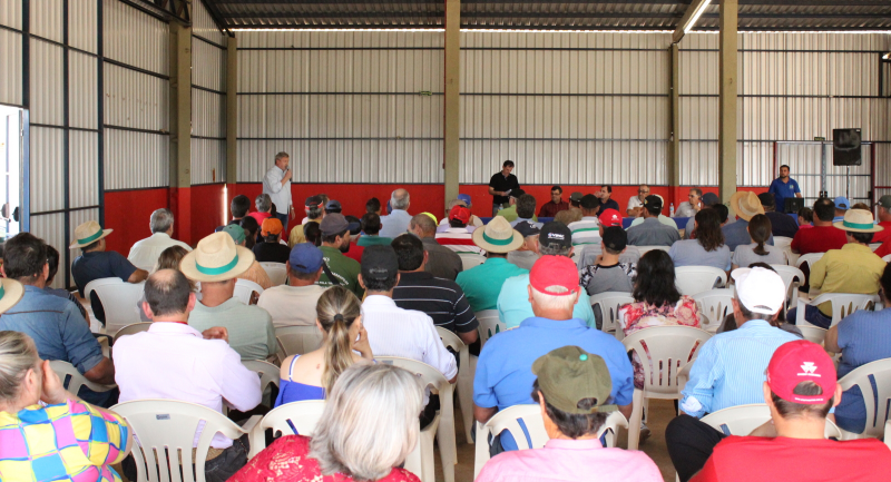 Setor leiteiro do município é contemplado com equipamentos e insumos agrícolas.