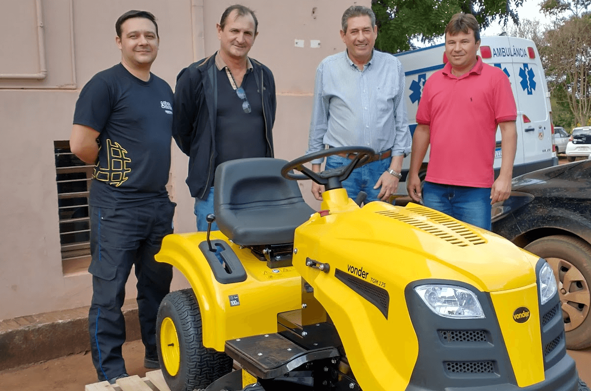 Adquirido novo trator cortador de grama para manutenção de parques e praças públicas