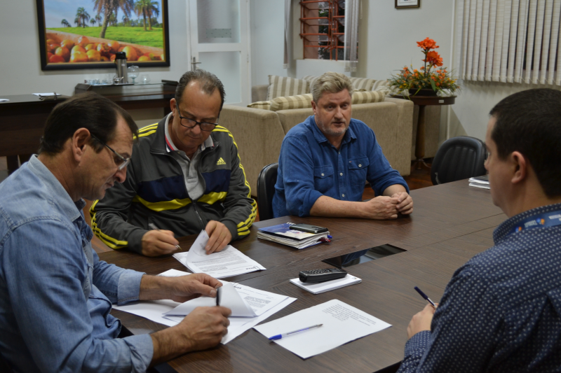 Prefeito assina mais um contrato de repasse