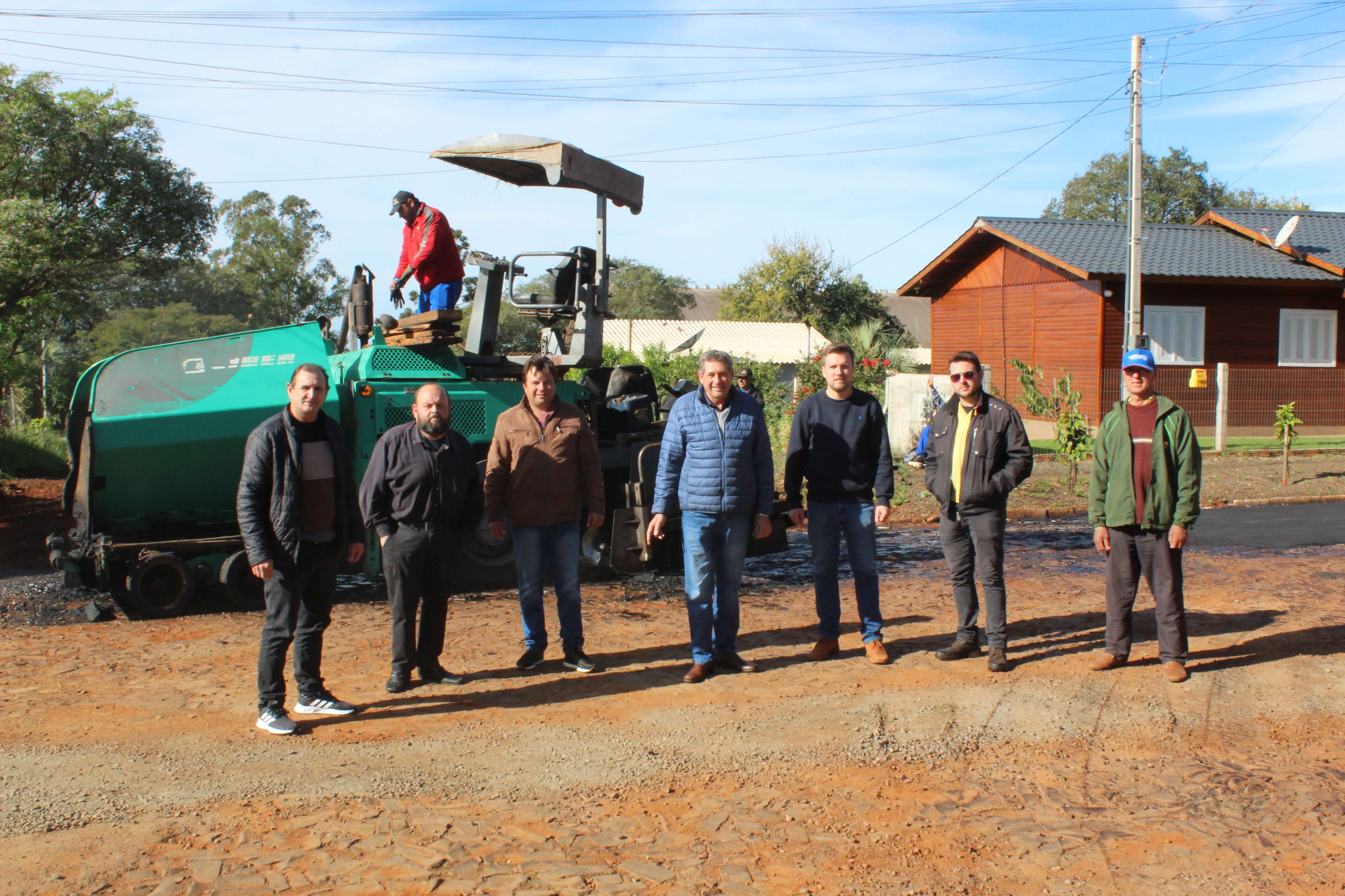 Executivo Municipal acompanha o andamento da obra de pavimentação na Padre Dionísio Basso