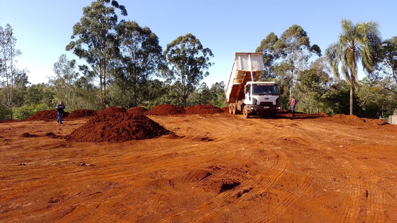 Secretaria de Infraestrutura Rural intensifica trabalhos de terraplanagem no final de semana