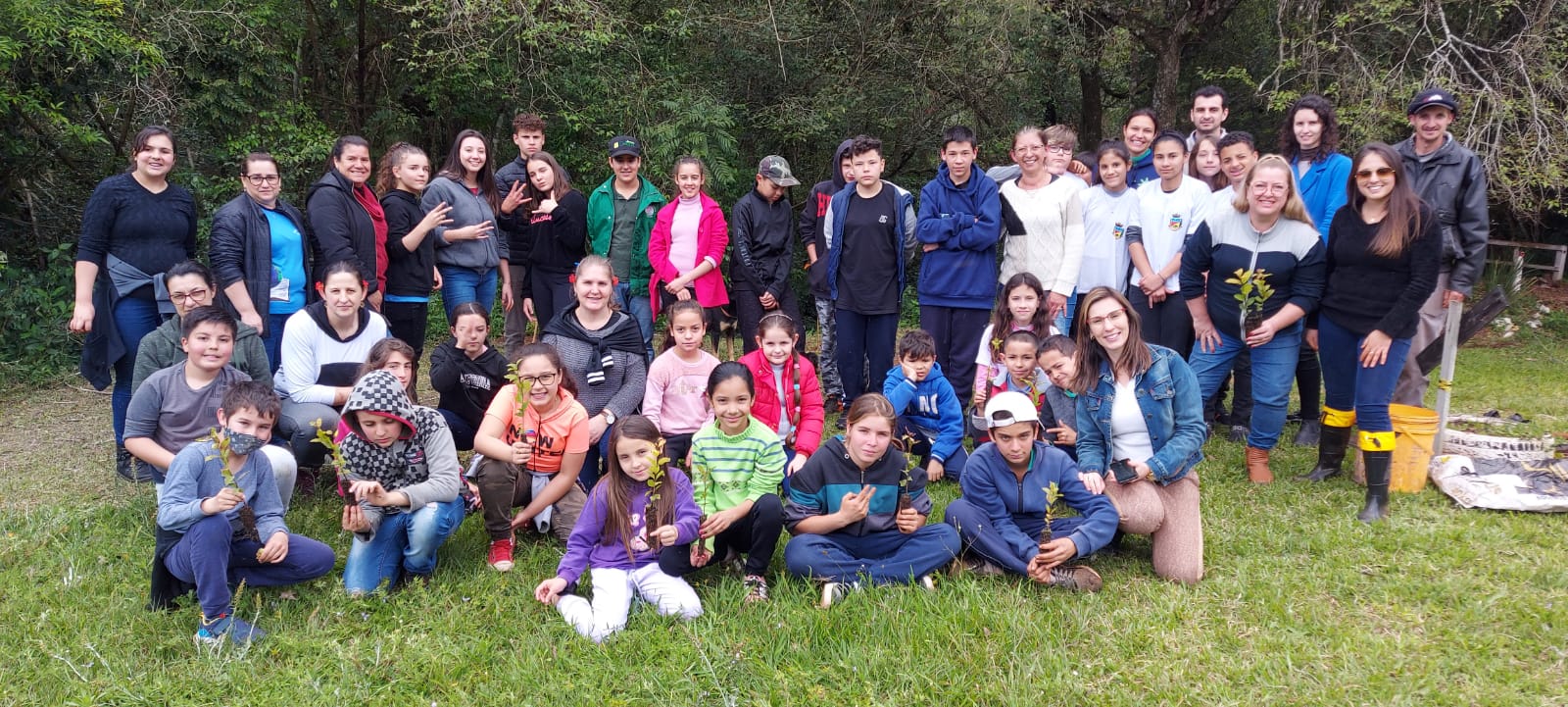 Governo Municipal promove atividades ambientais com o plantio de árvores e recolhimento de resíduos sólidos urbanos