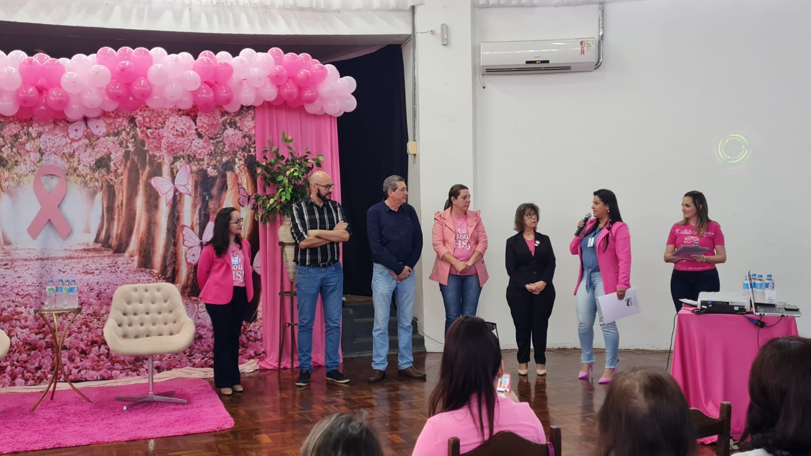 Mais de quatrocentas mulheres giruaenses reúnem-se em importante palestra alusiva ao “Outubro Rosa - Um toque pela vida”