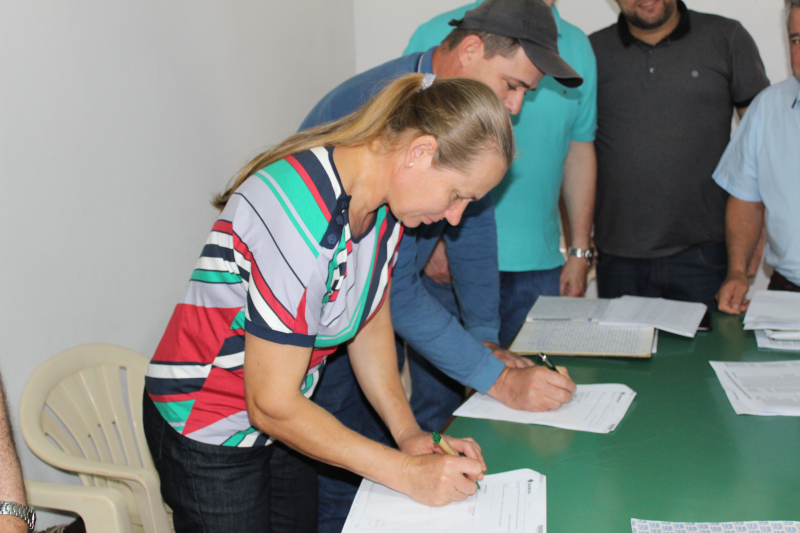 Ato de assinatura de contratos na Secretaria de Agricultura e Meio Ambiente