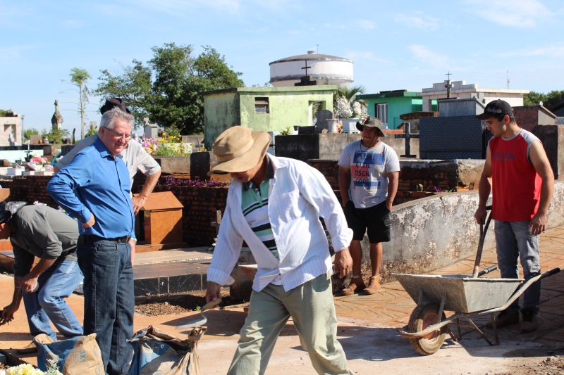 Vice-prefeito faz vistoria no Cemitério Municipal 