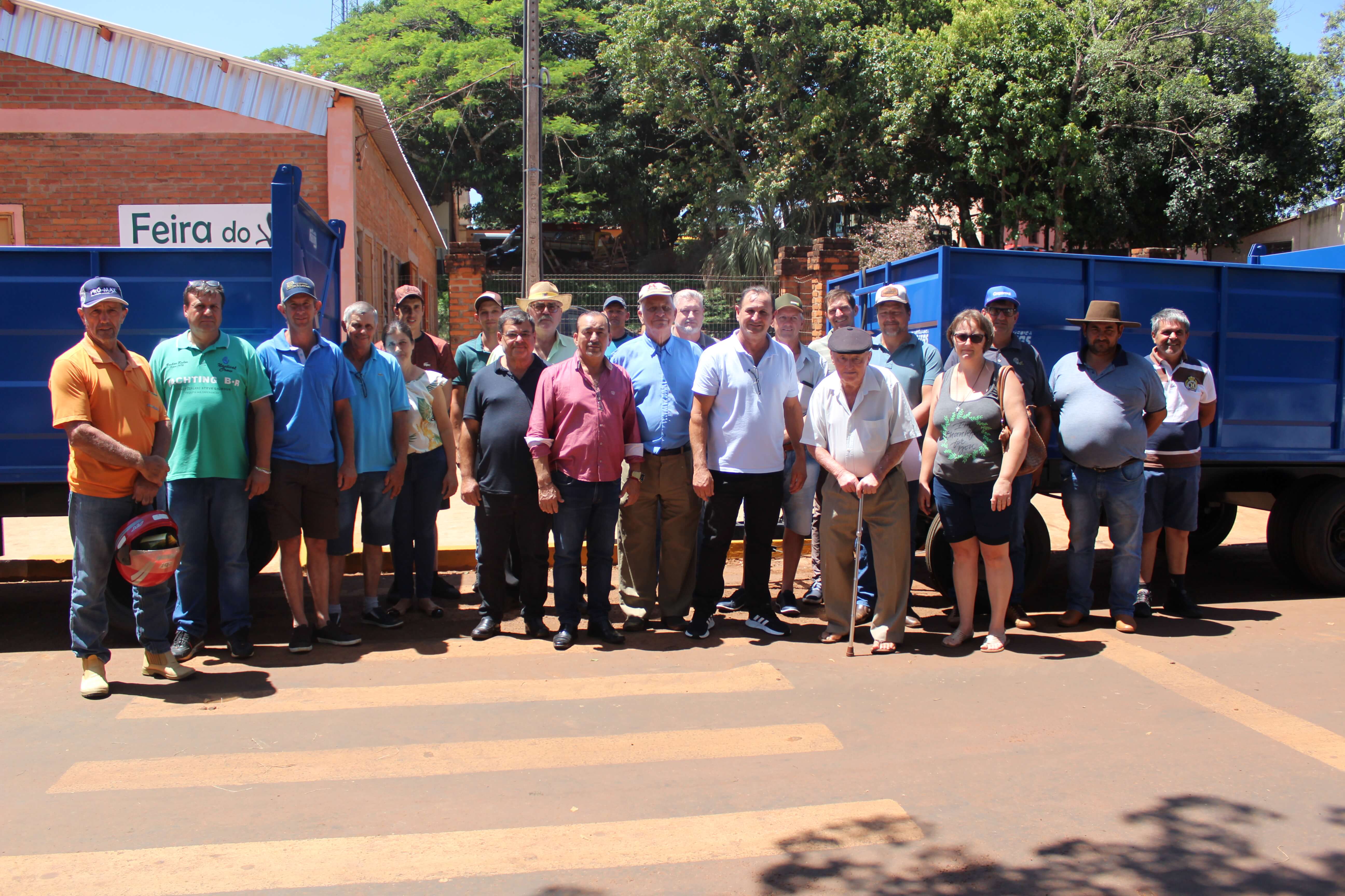 Governo Municipal realiza entrega de cinco carretas agrícolas para grupos de produtores rurais