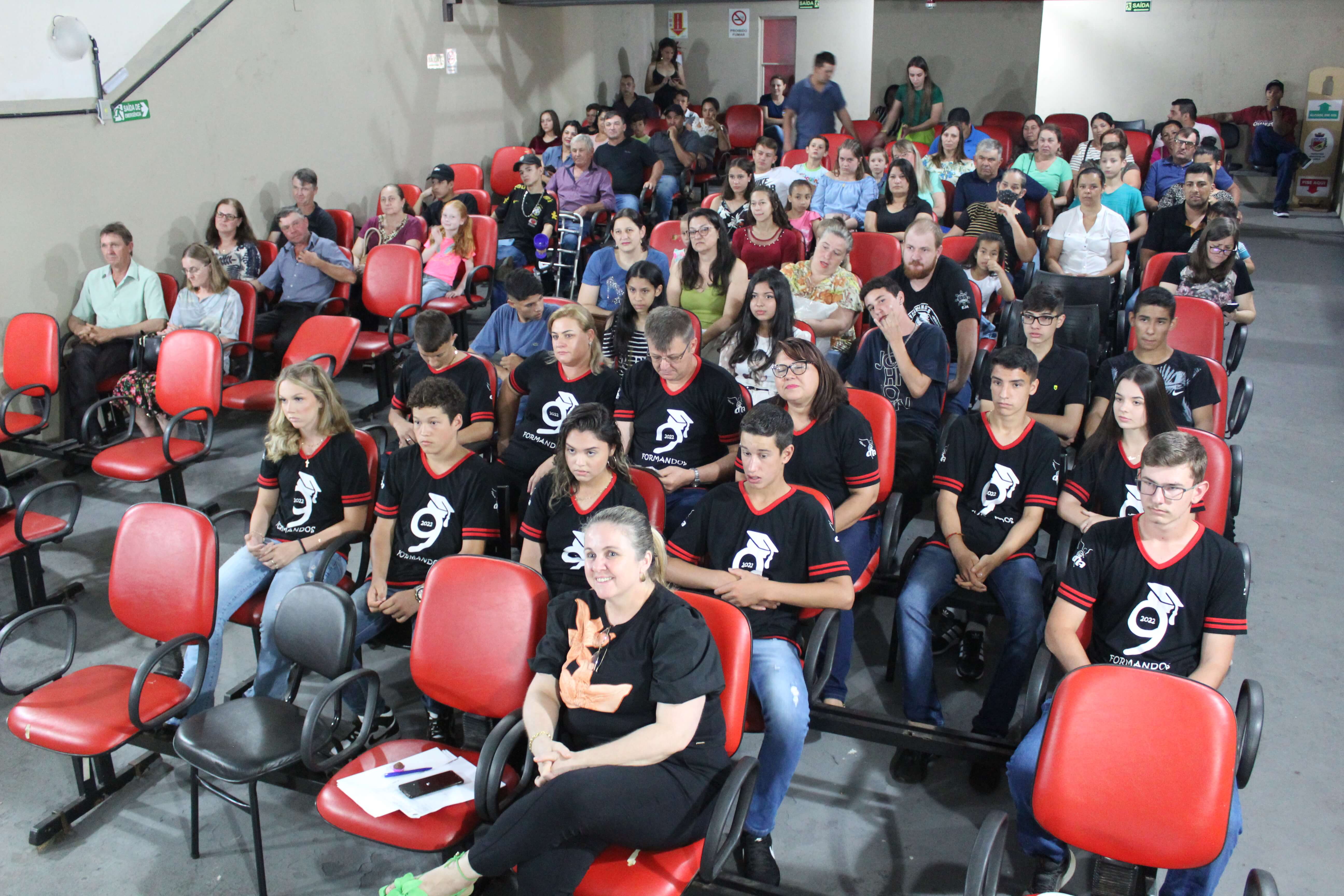 Formandos do 9º Ano da Rede Municipal são diplomados em ato oficial