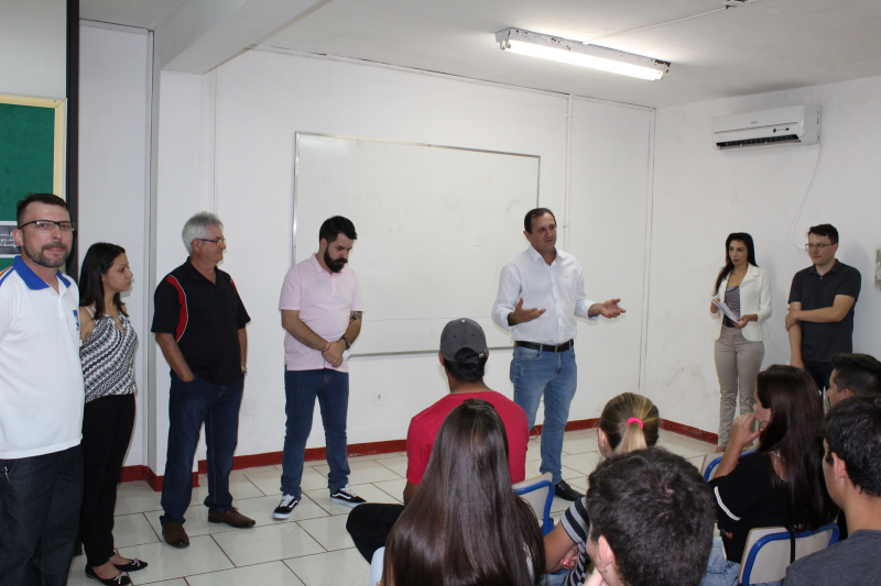 Secretaria do Trabalho e Cidadania forma 52 alunos	