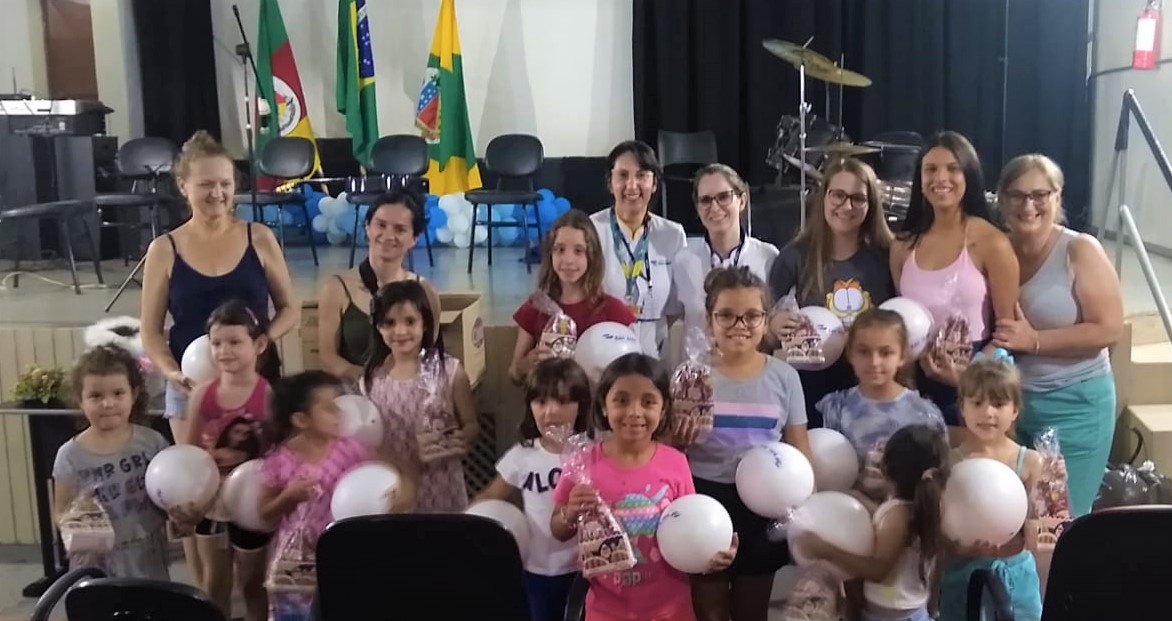 Alunos integrantes das oficinas de dança recebem presentes das Farmácias São João