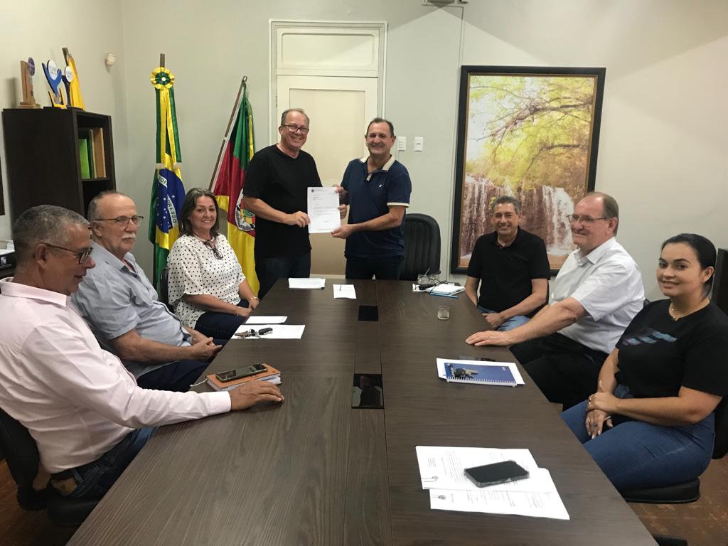 Governo Municipal recebe presidência e diretoria do Lar da Velhice Ernani Luiz Schneider