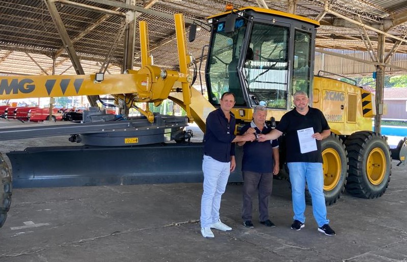 Giruá fortalece seu parque de máquinas com mais uma nova motoniveladora e novo carregador