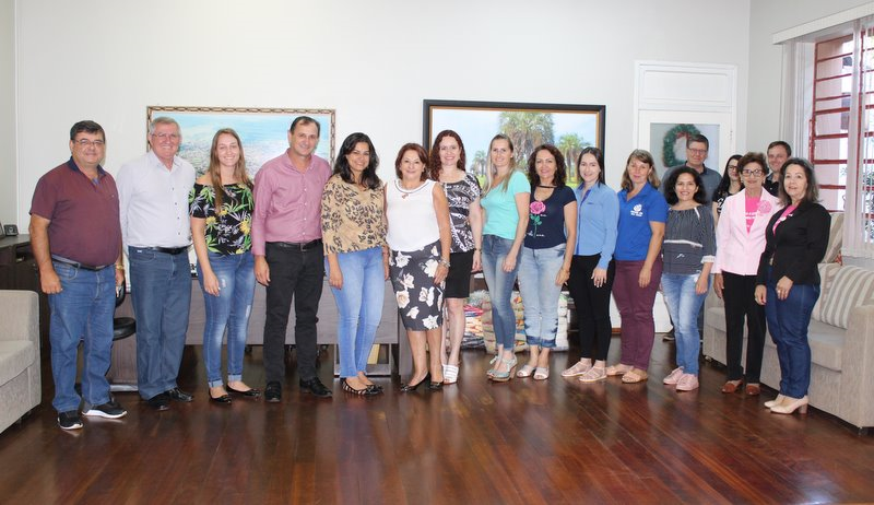 Prefeito reativa e empossa Conselho Municipal dos Direitos da Mulher