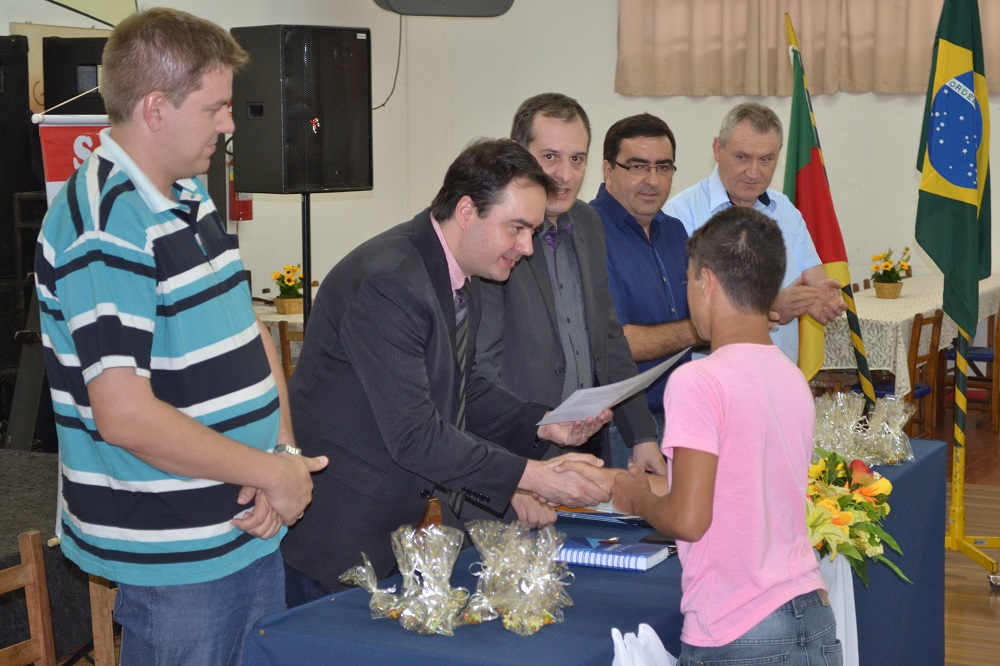 Mais uma centena de giruaenses recebe certificado de qualificação 