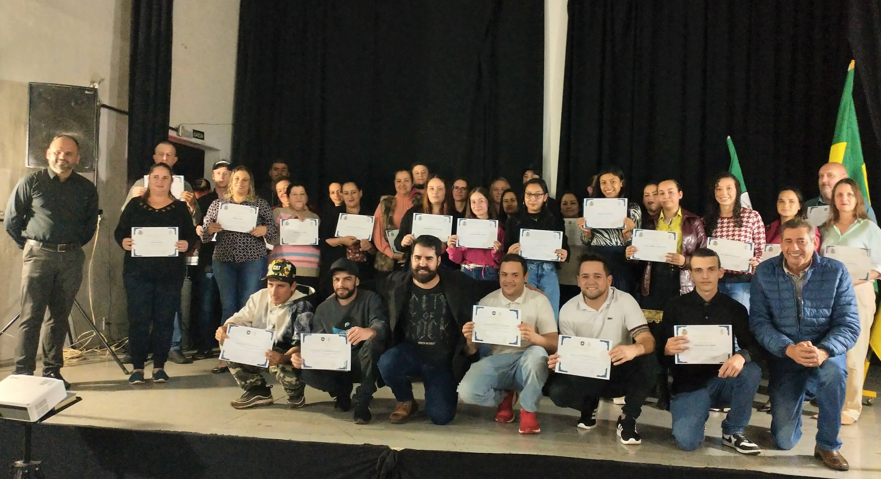 Governo Municipal forma mais 3 turmas com cursos profissionalizantes