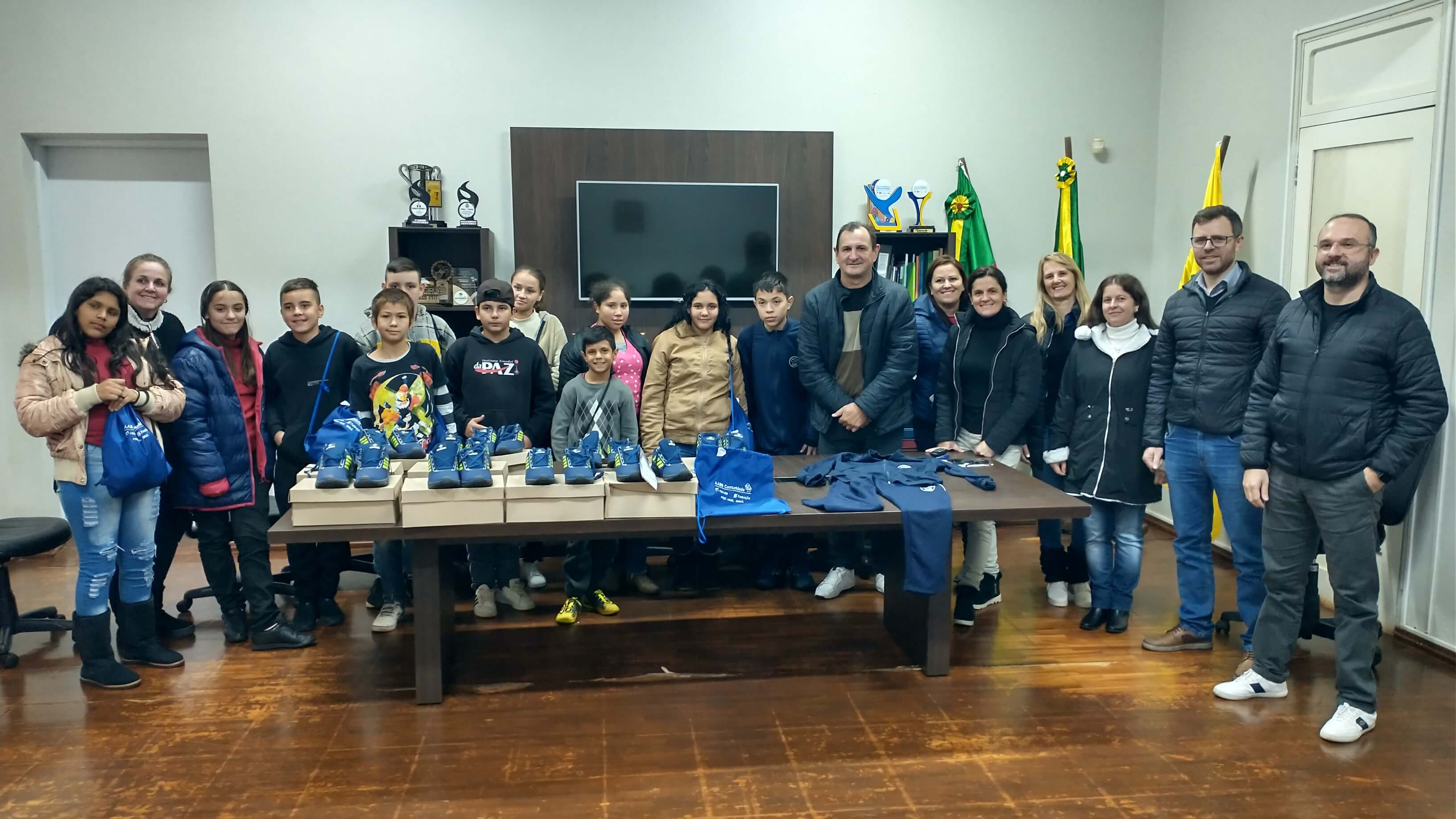 Alunos que participam do Programa AABB Comunidade recebem novos uniformes
