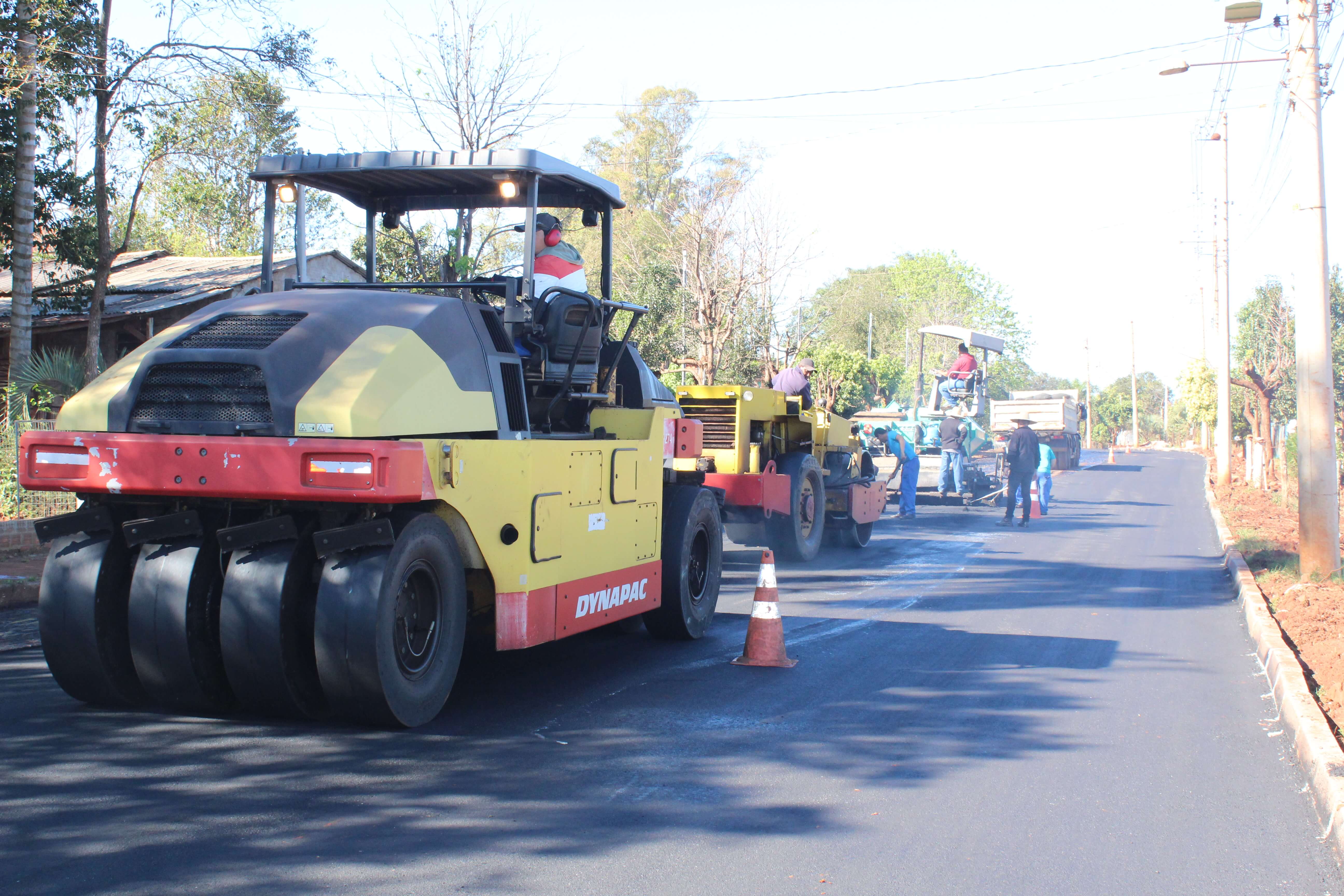 Prefeito Ruben acompanha andamento da obra de pavimentação asfáltica no Bairro Prestes
