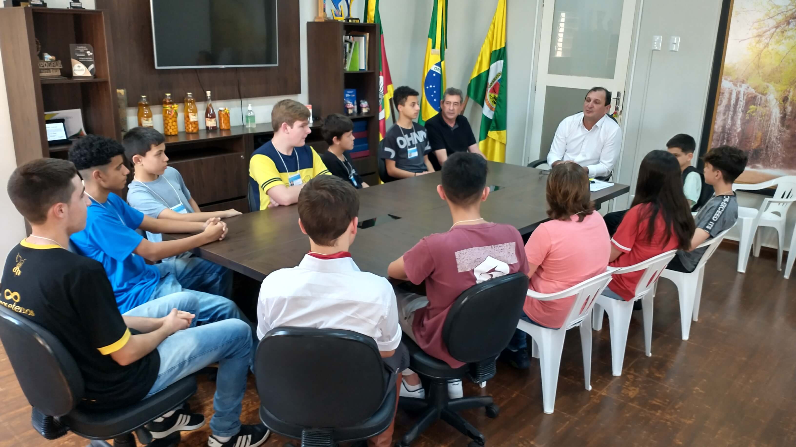Estudantes do programa “prefeito, vice-prefeito e secretários por uma semana” tomam posse