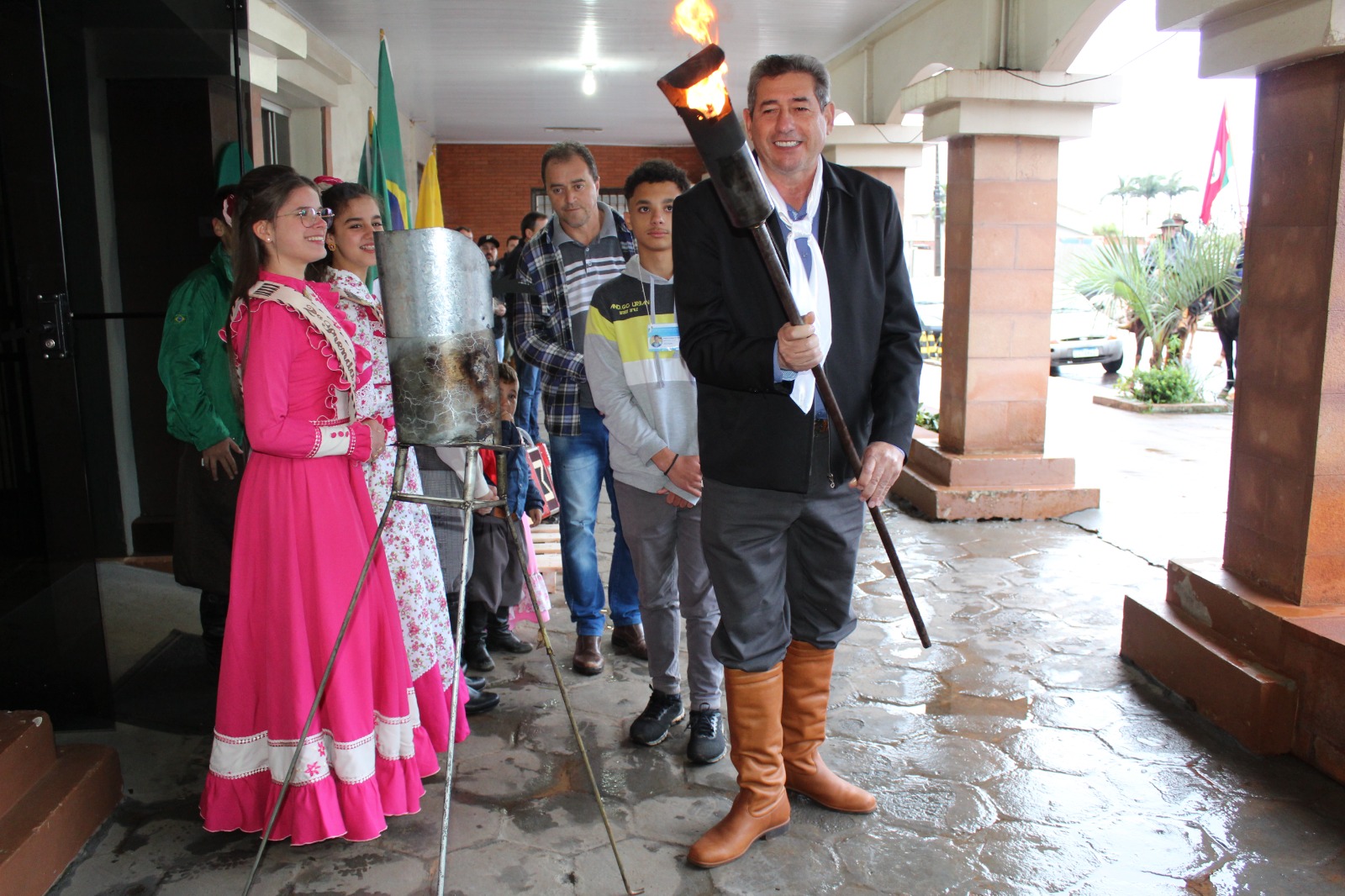 Chegada da Chama Crioula e apresentações marcam o início da Semana Farroupilha