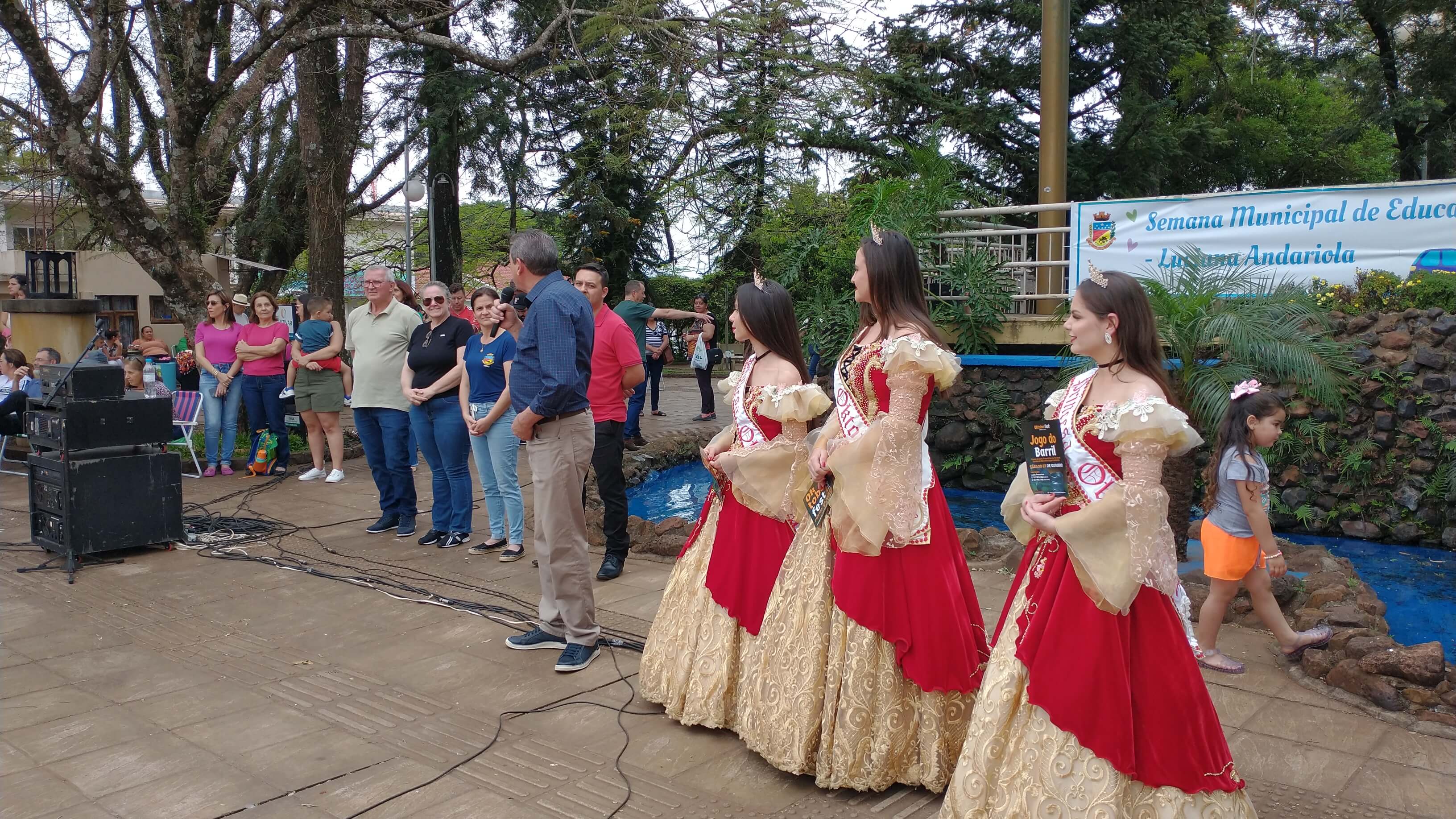 Belíssimas apresentações das bandas marciais marcaram o encerramento do mês cívico