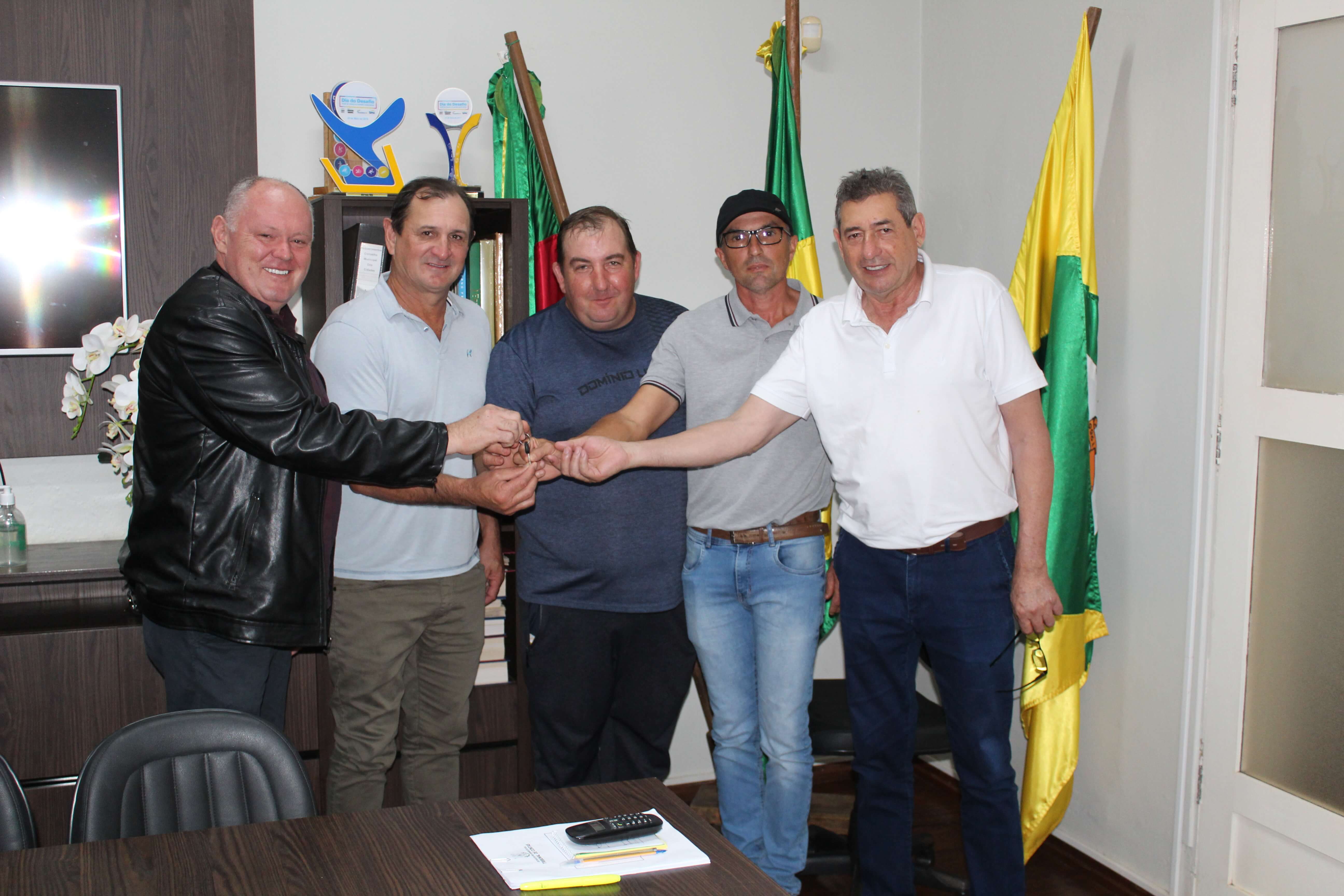 Giruá fortalece seu parque de máquinas com aquisição de mais uma retroescavadeira