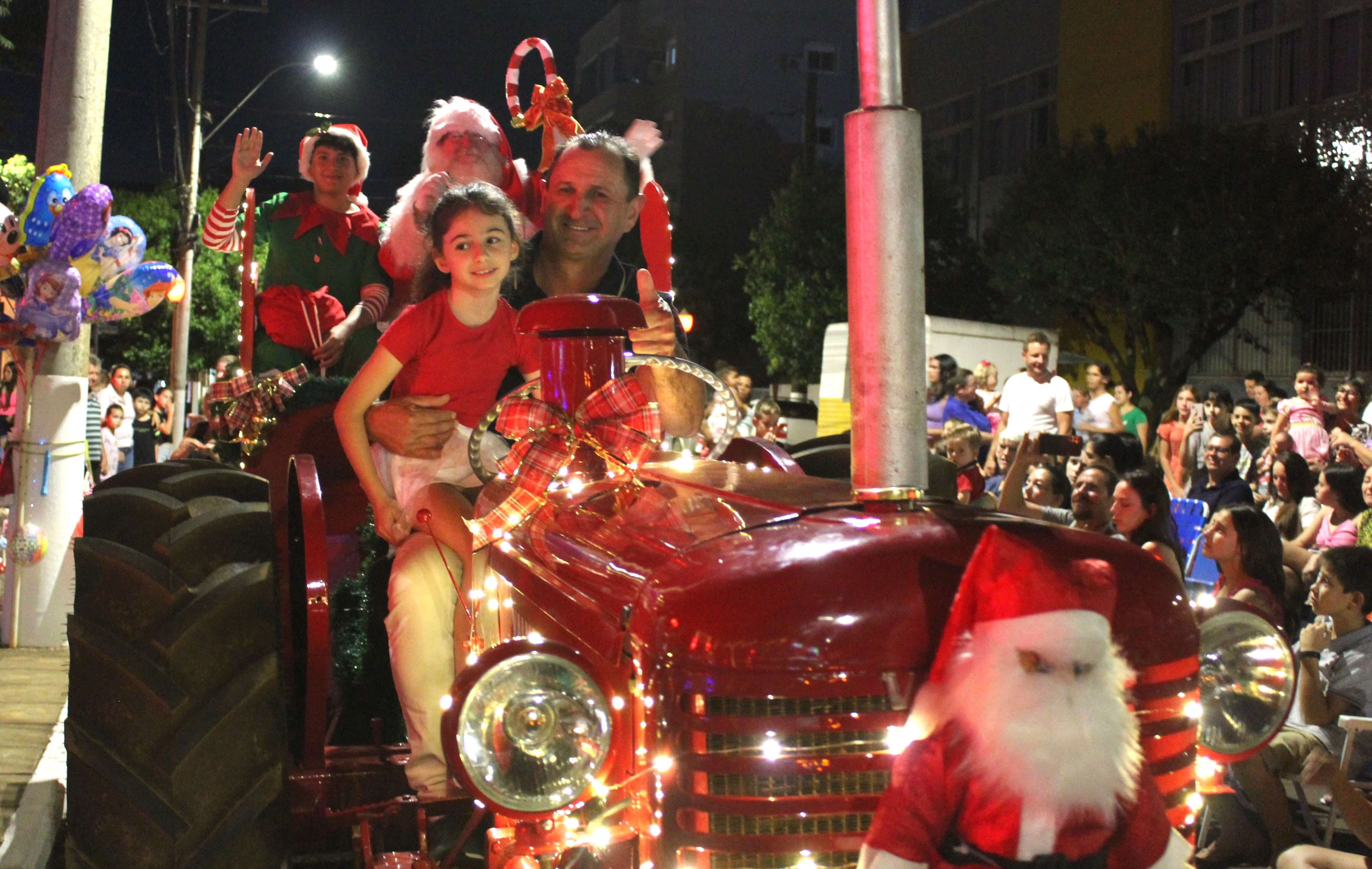Abertura do Natal 2023 teve chegada do Papai Noel e Show com Neco Martens